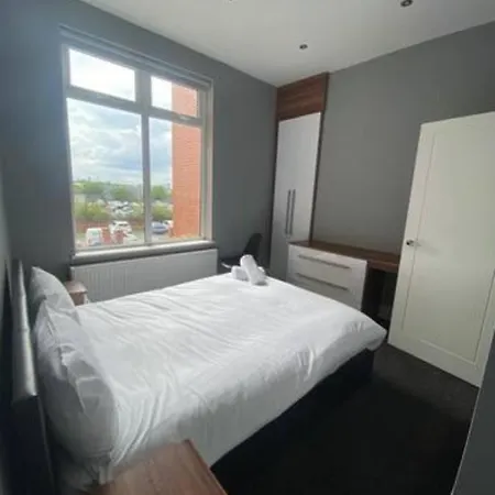 Extra Large 6 Bed 7 Bath Townhouse In * Manchester