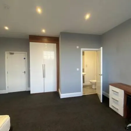 Extra Large 6 Bed 7 Bath Townhouse In