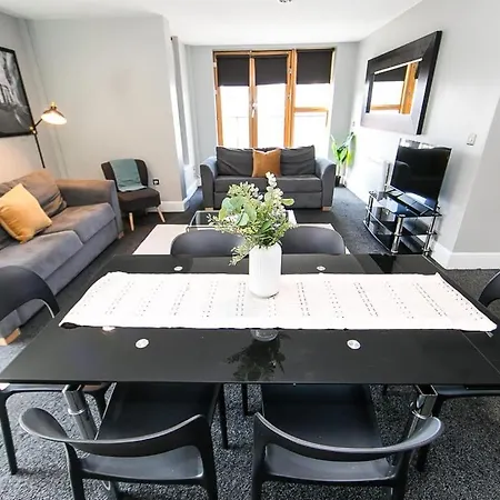 Entire Penthouse Floor Sleeps 18 Manchester