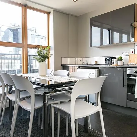Entire Penthouse Floor Sleeps 18 * Manchester