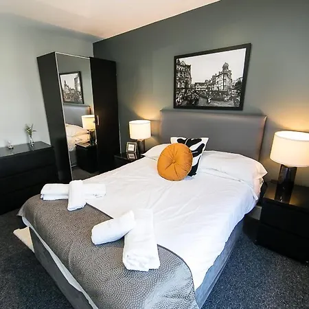 Entire Penthouse Floor Sleeps 18 * Manchester