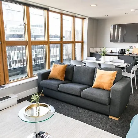 Entire Penthouse Floor Sleeps 18 * Manchester