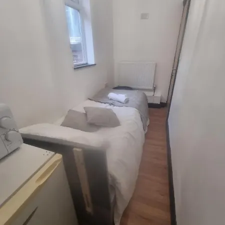 Single With Private Bathroom Homestay