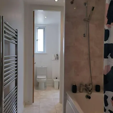 Ferienhaus Dellehomes Remarkable 4-bed House In