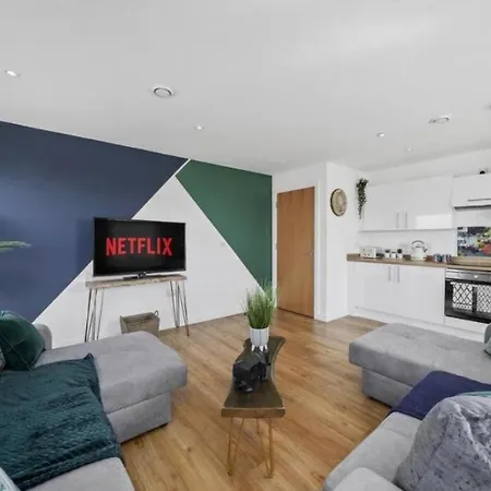 Stunning 3-bedroom Flat With Parking