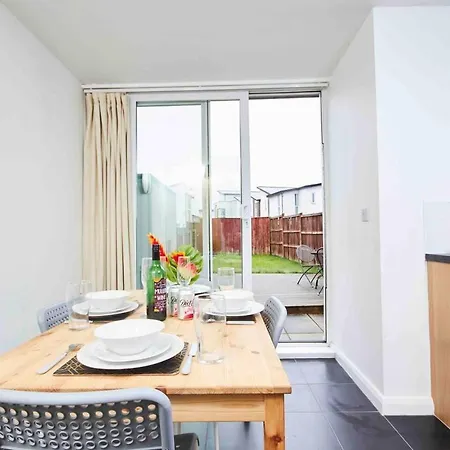 Dellehomes Remarkable 4-bed House In Ferienhaus *