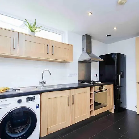 Ferienhaus Dellehomes Remarkable 4-bed House In