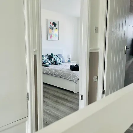 Allenby Walk Private In A 4 Bed Shared House *