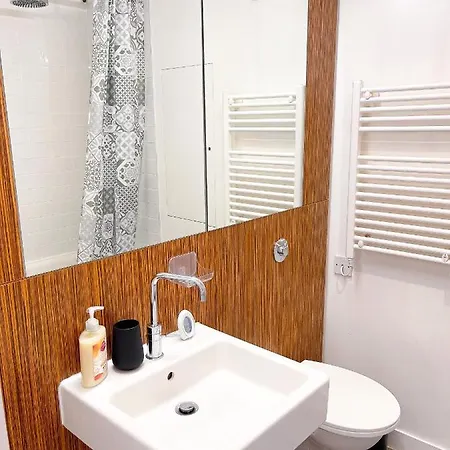 Appartement Discover The Ruby Your Ultimate From Free Parking In Perfect For Long Or Short Stays Relocations And Contractors Private Parking Free Wifi Near Centre