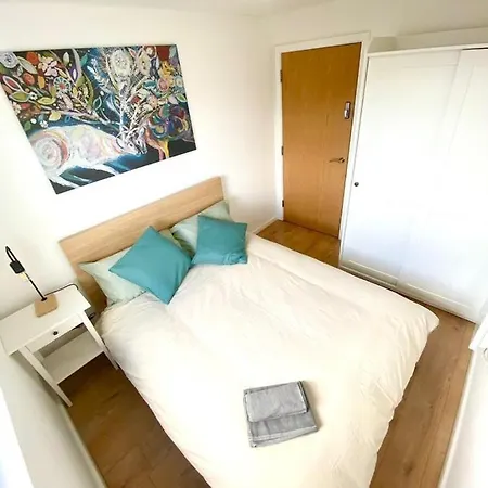 Ubytování v soukromí Fresh Private In Shared 2 Bed Flat Camp Street *
