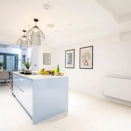 Townhouse With Roof Terrace *