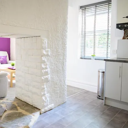 Purple Blossom, Cosy 2 Bed Apartment, Near Didsbury, Free Parking Apartment