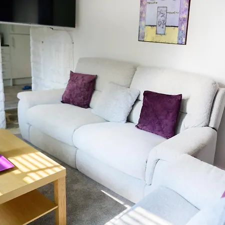 Apartment Purple Blossom, Cosy 2 Bed Apartment, Near Didsbury, Free Parking