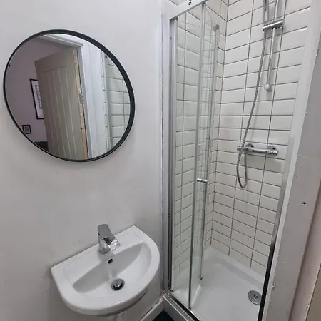 6 With Private Bathroom In Levenshulme Guest house *