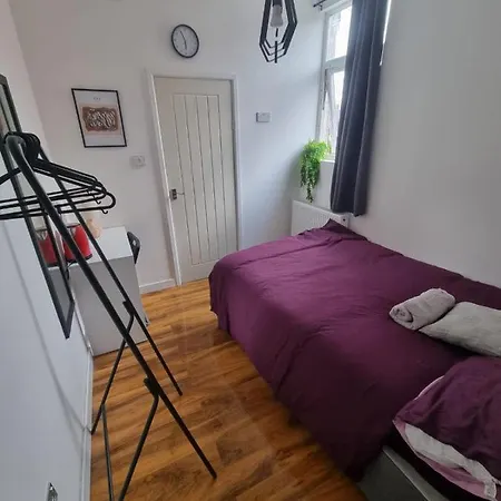 6 With Private Bathroom In Levenshulme