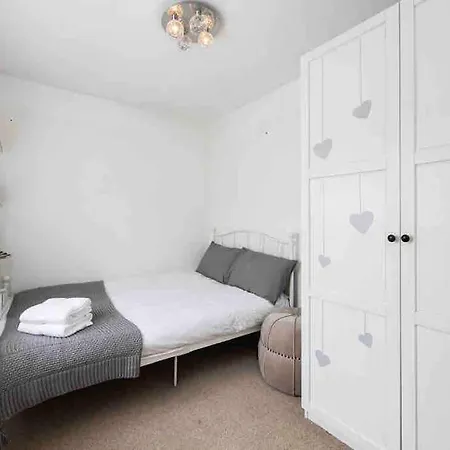 Immaculate 3-bed House, With Private Garden. Hébergement de vacances *
