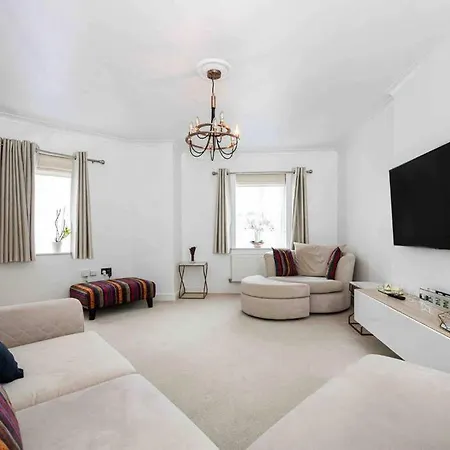 Immaculate 3-bed House, With Private Garden. *
