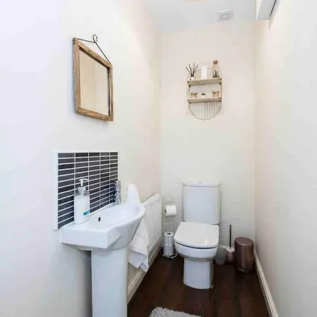 Immaculate 3-bed House, With Private Garden. Hébergement de vacances *