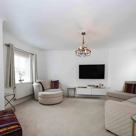 Immaculate 3-bed House, With Private Garden.