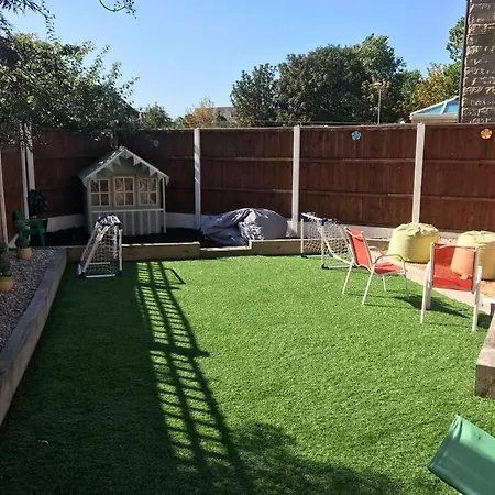 Immaculate 3-bed House, With Private Garden. Hébergement de vacances Manchester