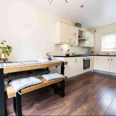 Immaculate 3-bed House, With Private Garden.