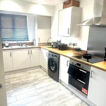 Private En-suite Available Near Eithad Stadium Accommodatie bij particulieren