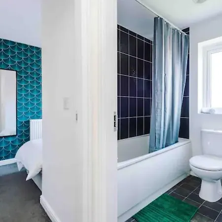 Spacious 5 Bedroom Hosted By Mcr Dens مانشستر