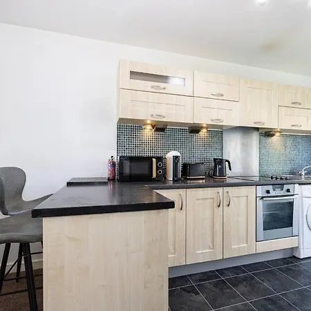 Lovely 2 Bedroom Flat With Balcony Near Centre