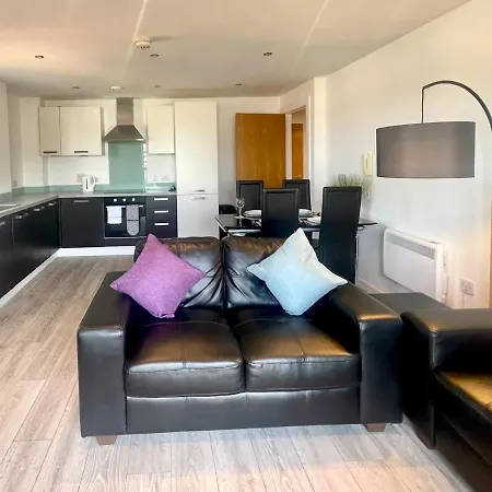Pass The Keys Two Bedroom Free Secured Parking *