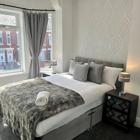 Large Five Bedroom With Parking, Sleeps 11! Manchester