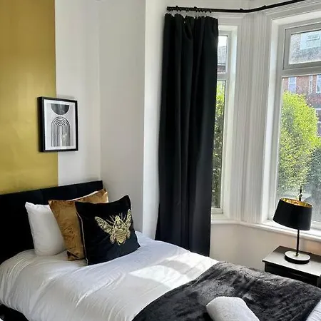 Large Five Bedroom With Parking, Sleeps 11! Prázdninový dům