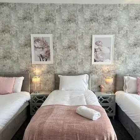 Hébergement de vacances Large Five Bedroom With Parking, Sleeps 11! Manchester