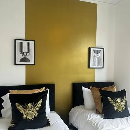 Large Five Bedroom With Parking, Sleeps 11! בית נופש מנצ'סטר