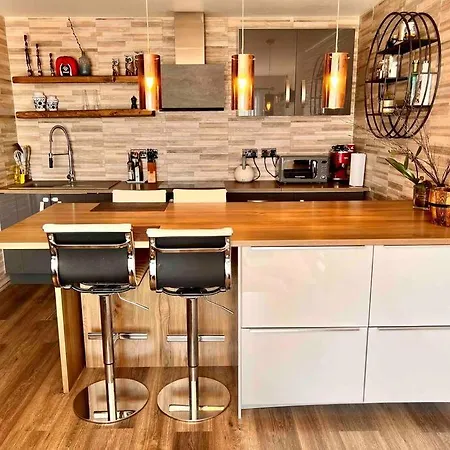 Deeluxe Apartment - Luxury 2 Bedroom Apartment 아파트 *