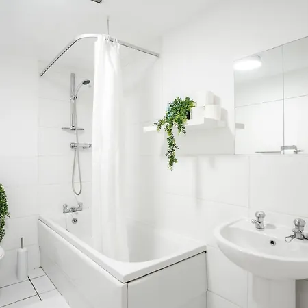 Stylish 2 Bed Flat *