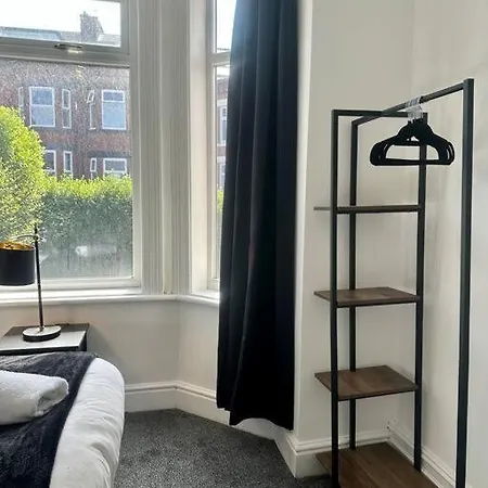 Large Five Bedroom With Parking, Sleeps 11! *