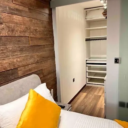 Deeluxe Apartment - Luxury 2 Bedroom Apartment *