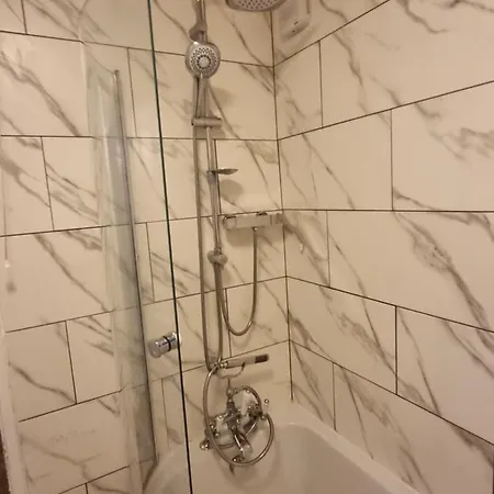 Spacious 3 Bed House - A Away From * Manchester