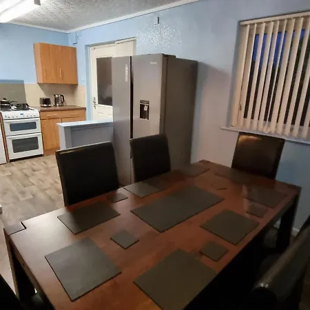 Spacious 3 Bed House - A Away From Holiday home Manchester