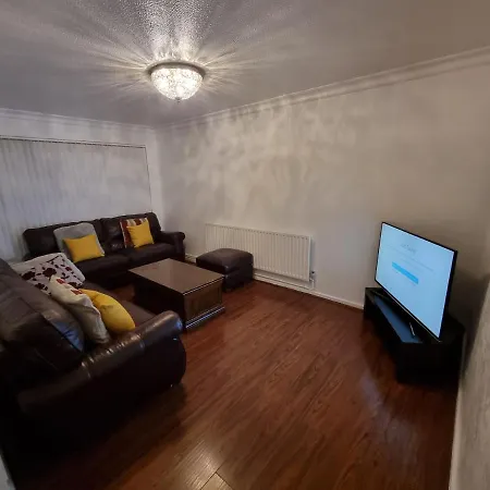 Spacious 3 Bed House - A Away From Holiday home Manchester