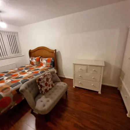 Spacious 3 Bed House - A Away From Manchester