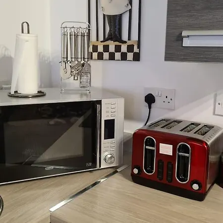 Lovely 2-bed Apt+wi-fi+parking. *