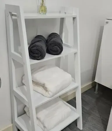 Lovely 2-bed Apt+wi-fi+parking. Апартаменты Манчестер