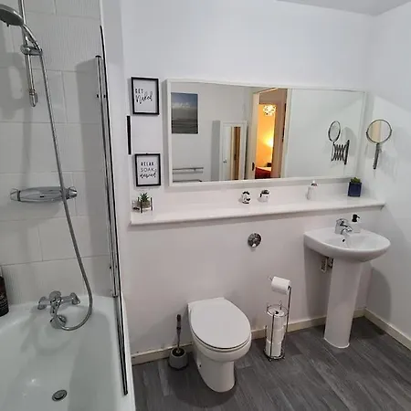 Lovely 2-bed Apt+wi-fi+parking. Appartement