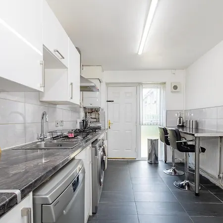 Large House Contractors Leisure Near Old Trafford Апартаменты *