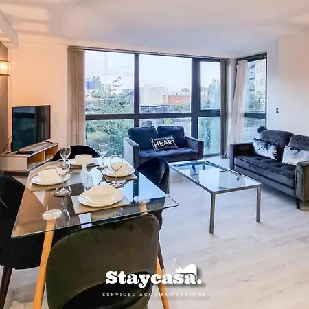 Bright Apt With Balcony & Secure Parking Manchester