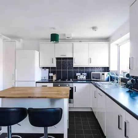 بيت للعطل Spacious 5 Bedroom Hosted By Mcr Dens مانشستر