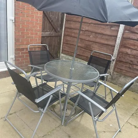 Beautiful 4 Bed Home, Sleeps 6, Driveway Parking, With Sky & Bt Sports *