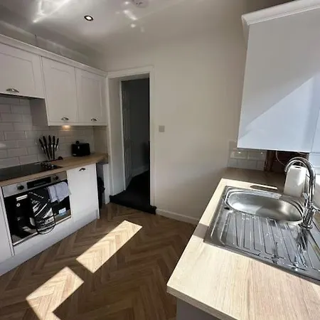 Nyaraló Large Five Bedroom With Parking, Sleeps 11! *