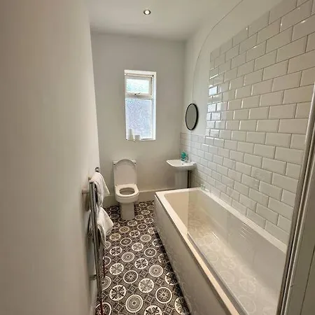 Large Five Bedroom With Parking, Sleeps 11! Prázdninový dům Manchester